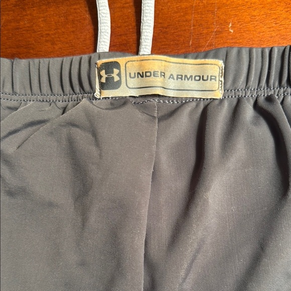 Under Armour Gray, lightweight 100% Polyester Joggers, Size Medium Preowned - Picture 8 of 10